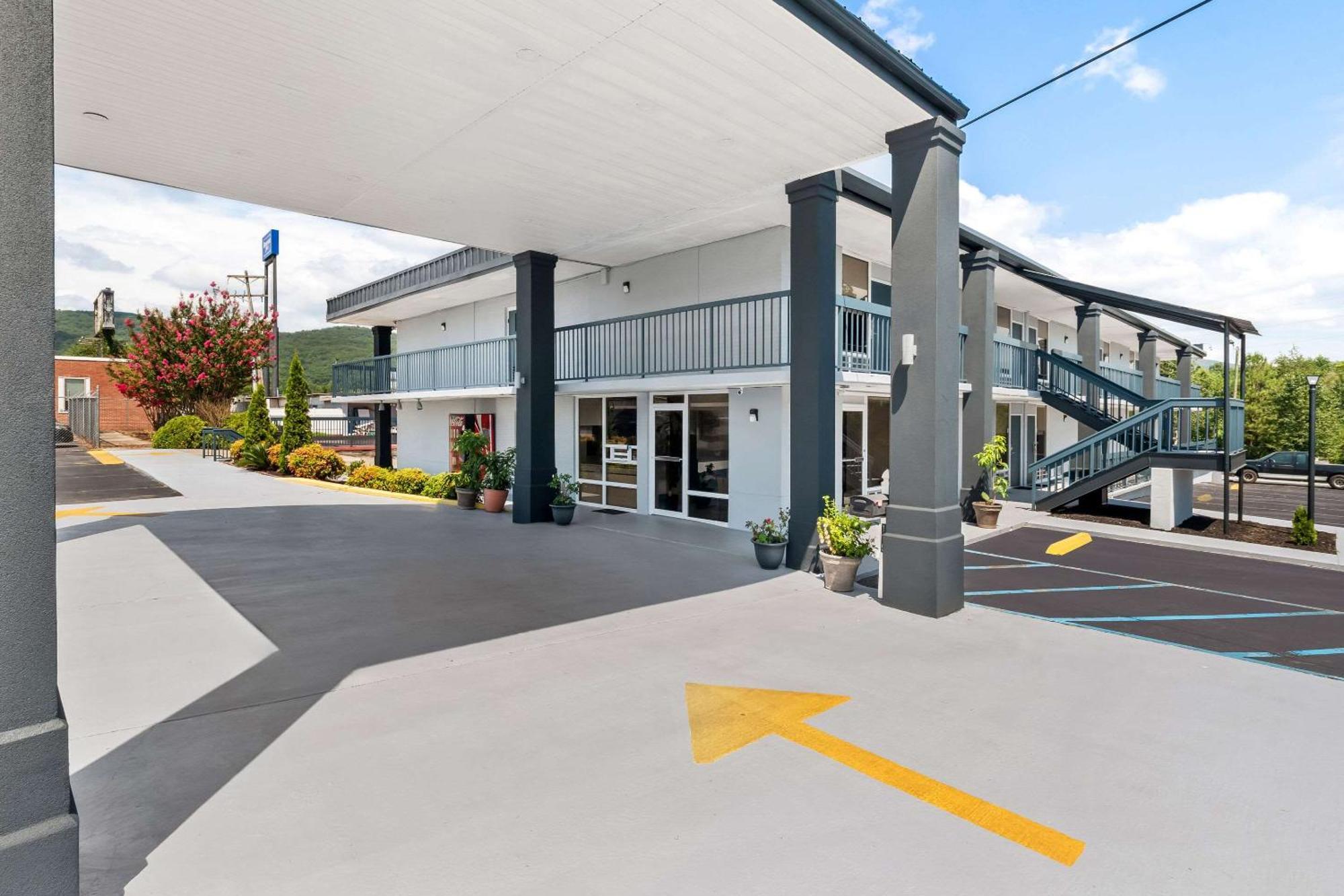Rodeway Inn Dalton Exterior photo