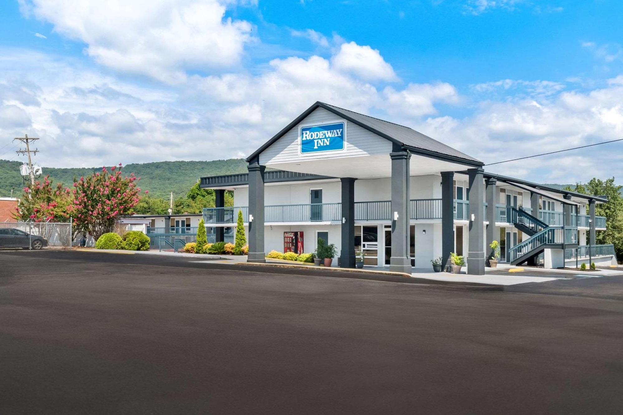 Rodeway Inn Dalton Exterior photo